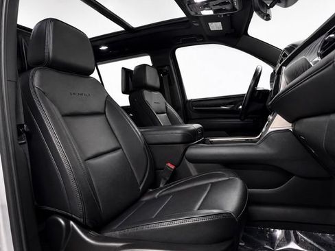Used 2024 GMC Yukon Denali w/ Advanced Technology Package AWD/4WD image 18