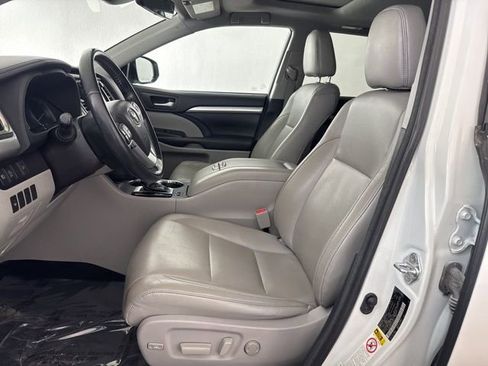 Used 2018 Toyota Highlander XLE image 23
