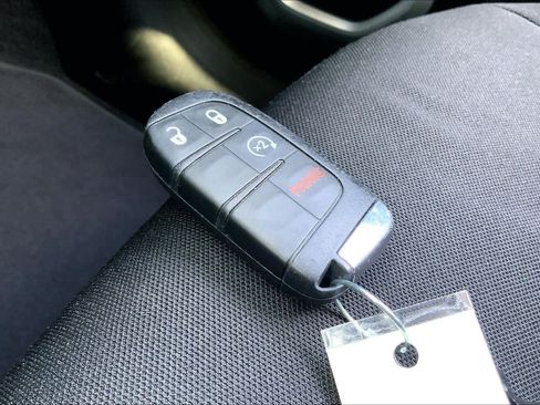 Used 2018 Jeep Renegade Latitude FWD image 14