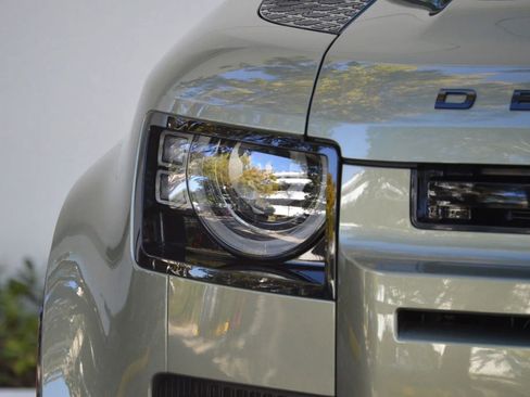 Used 2025 Land Rover Defender 110 X-Dynamic SE image 21