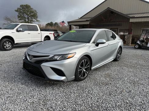 Used 2018 Toyota Camry SE image 1