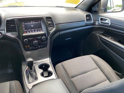Used 2021 Jeep Grand Cherokee Laredo AWD/4WD image 23