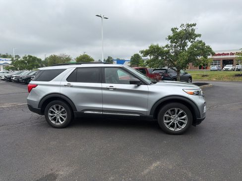 Used 2021 Ford Explorer XLT w/ Equipment Group 202A AWD/4WD image 18