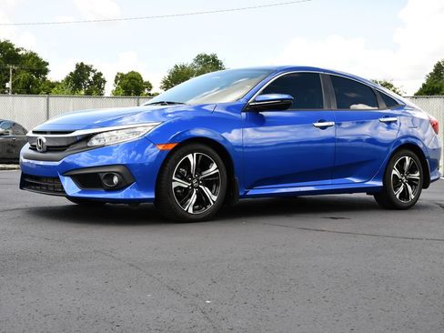 Used 2018 Honda Civic Touring image 3