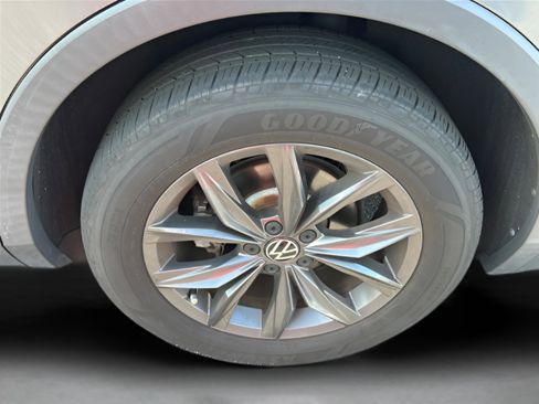 Used 2023 Volkswagen Tiguan SE w/ Panoramic Sunroof Package FWD image 30