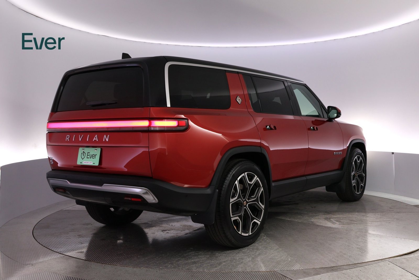 Used 2025 Rivian R1S Adventure Dual AWD/4WD image 3