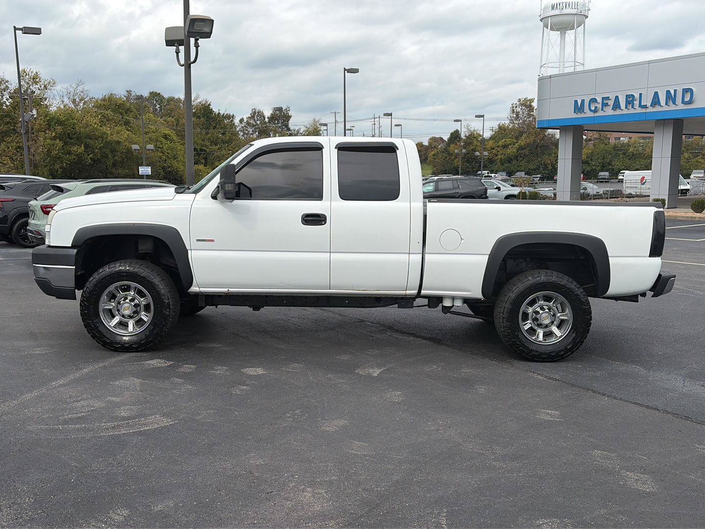 Used 2004 Chevrolet Silverado 2500 W/T w/ Heavy-Duty Power Package AWD/4WD image 2
