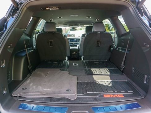 Used 2023 Buick Enclave Essence image 10