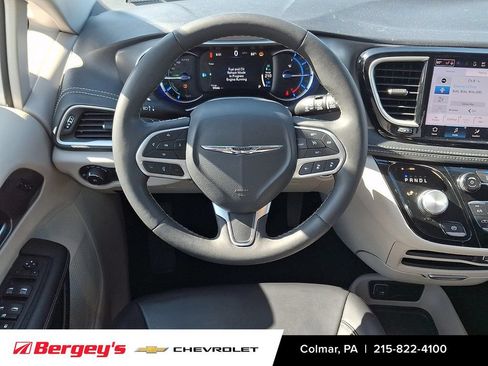 Used 2023 Chrysler Pacifica Touring-L FWD image 15