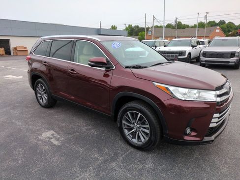 Used 2019 Toyota Highlander XLE FWD image 1
