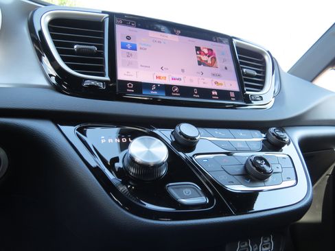 New 2025 Chrysler Voyager LX image 25