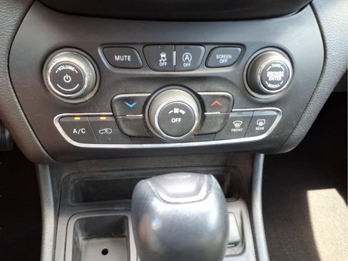 Used 2021 Jeep Cherokee Latitude Plus FWD image 23