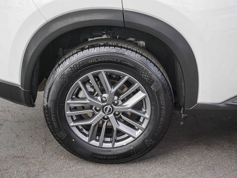 Used 2024 Nissan Rogue S FWD image 9