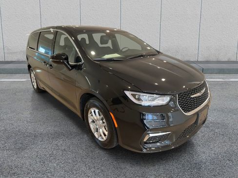 Used 2026 Chrysler Pacifica Select image 6