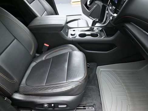 Used 2020 Chevrolet Traverse LT image 28