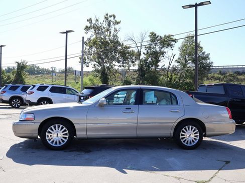 Used 2004 Lincoln Town Car Signature image 4