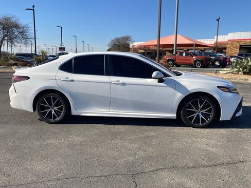 Used 2021 Toyota Camry SE image 4