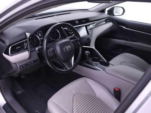 Used 2020 Toyota Camry SE FWD image 3