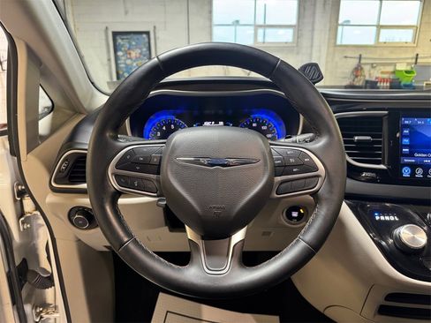 Used 2017 Chrysler Pacifica Touring-L image 15