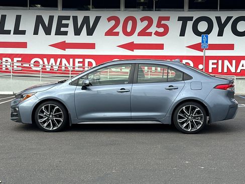 Used 2022 Toyota Corolla SE w/ SE Premium Package image 2