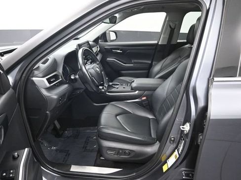 Used 2020 Toyota Highlander XLE AWD/4WD image 9
