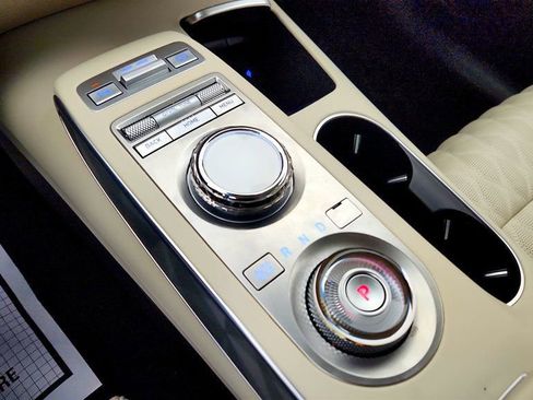 Used 2025 Genesis GV70 3.5T Sport w/ Sport Advanced Package image 17