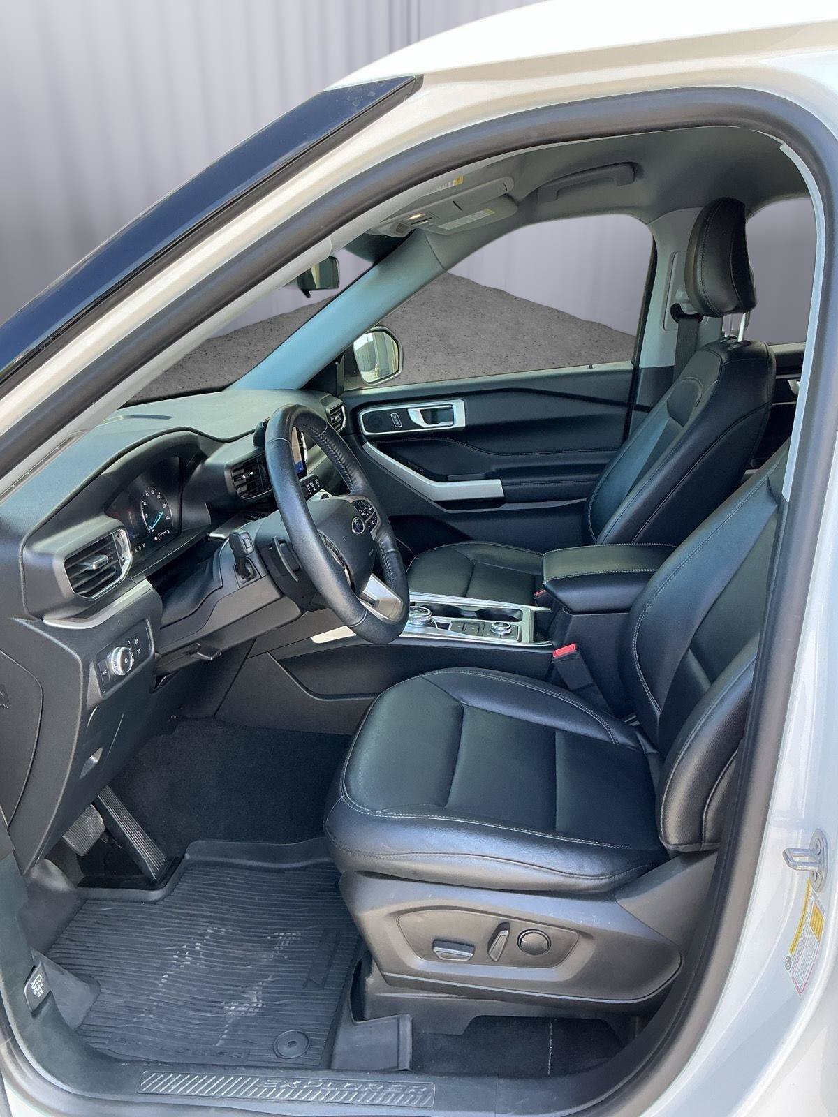 Used 2021 Ford Explorer XLT w/ Equipment Group 202A AWD/4WD image 16