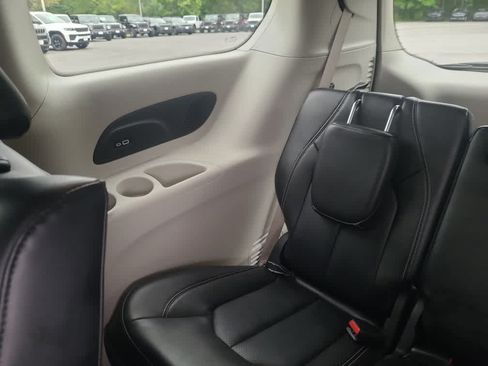 Used 2023 Chrysler Pacifica Touring-L w/ Uconnect Theater Family Group FWD image 15