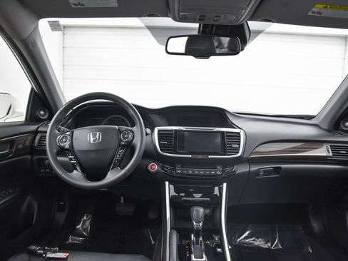 Used 2017 Honda Accord Touring image 25
