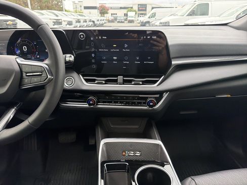 Used 2025 Chevrolet Equinox LT w/ Convenience Package II FWD image 32