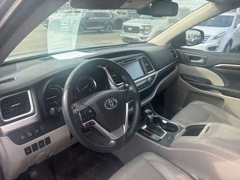 Used 2016 Toyota Highlander Limited w/ Driver Technology Package AWD/4WD image 10