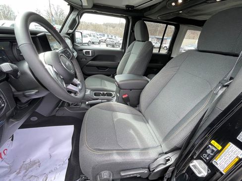 Used 2025 Jeep Wrangler Unlimited Sahara image 13