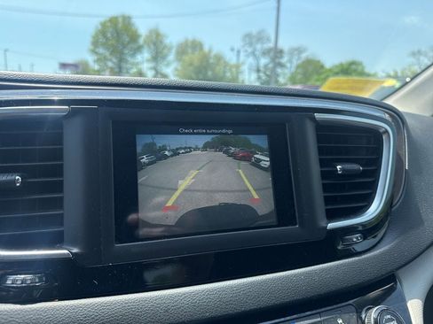 Used 2018 Chrysler Pacifica Touring-L FWD image 14