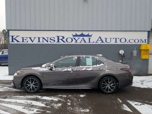 Used 2023 Toyota Camry SE image 1