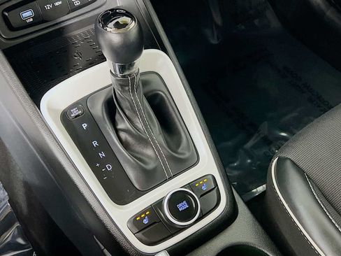Certified 2025 Hyundai Venue Limited FWD image 17