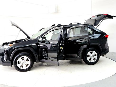 Used 2021 Toyota RAV4 LE image 10