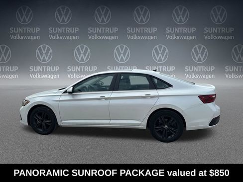Used 2023 Volkswagen Jetta SE w/ Panoramic Sunroof Package FWD image 2