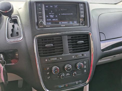 Used 2018 Dodge Grand Caravan SXT image 12