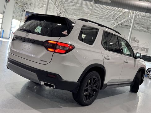 New 2025 Honda Pilot Touring image 3