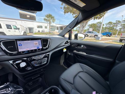 New 2026 Chrysler Pacifica Select FWD image 28