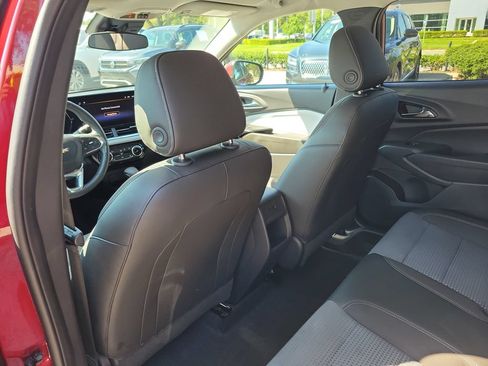 Used 2025 Chevrolet Trax LT w/ LT Convenience Package FWD image 22