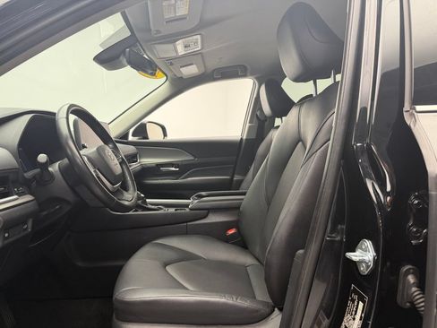 Used 2025 Toyota Grand Highlander AWD image 12