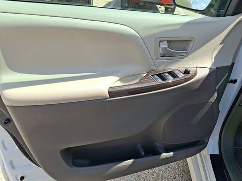 Used 2019 Toyota Sienna XLE Premium FWD image 13