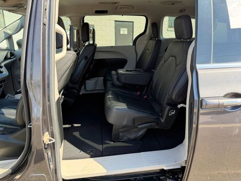 Used 2017 Chrysler Pacifica Touring-L Plus FWD image 9