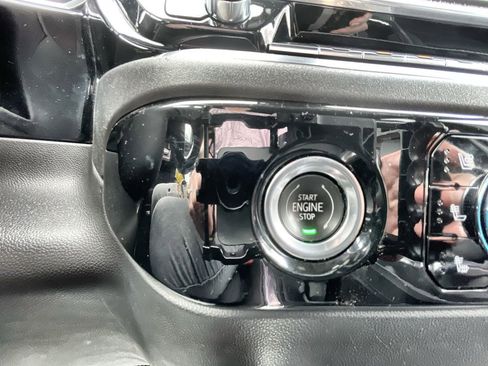 Used 2022 GMC Sierra 1500 SLT w/ SLT Convenience Package image 17