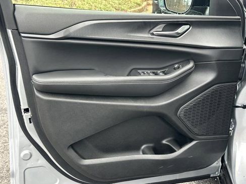 New 2025 Jeep Grand Cherokee Altitude image 11