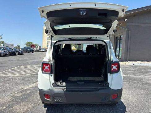 Used 2019 Jeep Renegade Latitude w/ Cold Weather Group AWD/4WD image 10