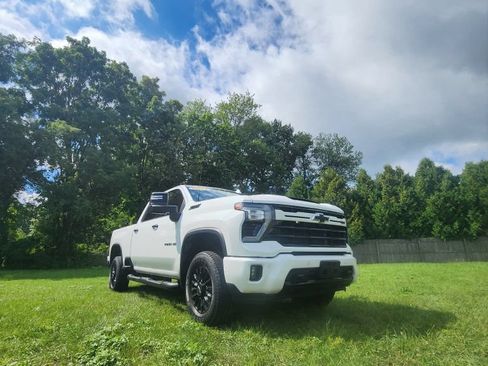Used 2024 Chevrolet Silverado 2500 LTZ w/ LTZ Plus Package AWD/4WD image 2