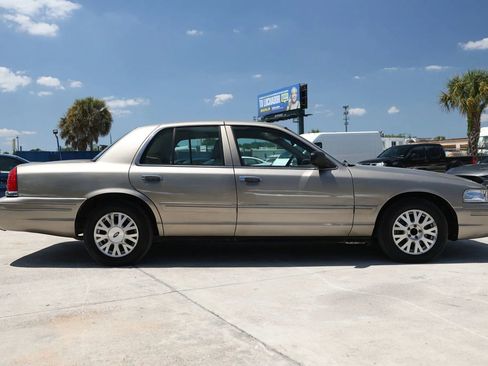 Used 2004 Ford Crown Victoria LX RWD image 8
