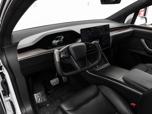 Used 2022 Tesla Model X image 3